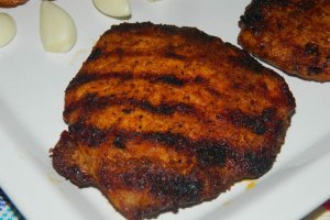 Cotlete de porc la gratar cu cartofi noi