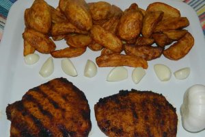 Cotlete de porc la gratar cu cartofi noi