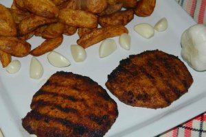 Cotlete de porc la gratar cu cartofi noi