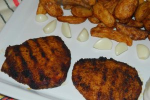 Cotlete de porc la gratar cu cartofi noi