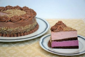 Desert tort cu crema de capsuni, mure si ciocolata