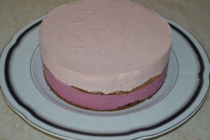 Desert tort cu crema de capsuni, mure si ciocolata