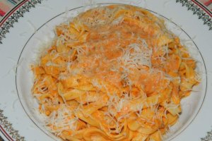 Tagliatelle cu sos bolognese
