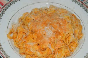 Tagliatelle cu sos bolognese