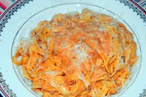Tagliatelle cu sos bolognese