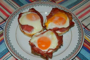 Aperitiv oua in cuib de pastrama