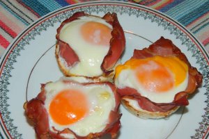 Aperitiv oua in cuib de pastrama