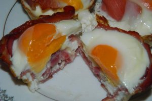 Aperitiv oua in cuib de pastrama