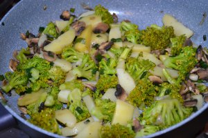 Aperitiv tarta cu broccoli, ciuperci si cartofi
