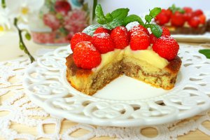 Desert mini-tarte bicolore cu crema de vanilie si capsuni