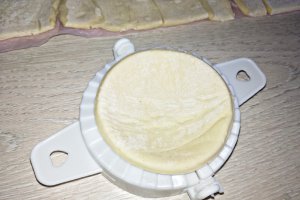 Aperitiv scoici din foietaj umplute cu branza