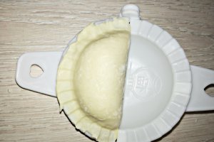 Aperitiv scoici din foietaj umplute cu branza