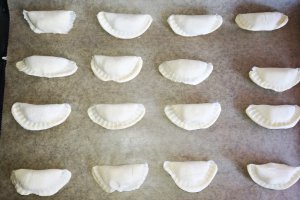 Aperitiv scoici din foietaj umplute cu branza