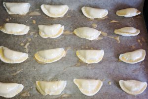 Aperitiv scoici din foietaj umplute cu branza
