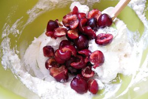 Desert inghetata cu ciocolata, cirese si alune pralinate