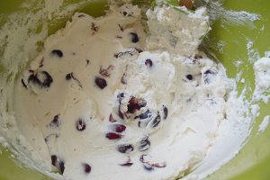 Desert inghetata cu ciocolata, cirese si alune pralinate