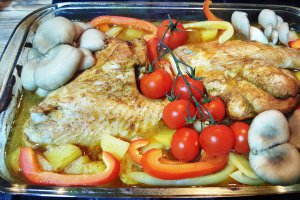 Aripi de curcan, marinate cu vegeta si legume la cuptor