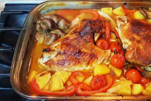 Aripi de curcan, marinate cu vegeta si legume la cuptor