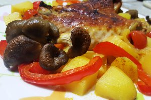 Aripi de curcan, marinate cu vegeta si legume la cuptor