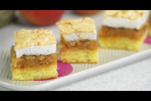 Vezi si reteta video pentru Desert prajitura cu mere si bezea