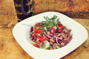 Salata cu fasole alba, rosie, naut si legume de sezon