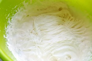 Desert tarta cu cocos si ciocolata alba