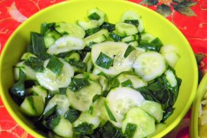 Balmos cu salata de castraveti
