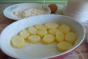 Aperitiv cartofi gratinati cu salata de varza
