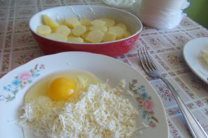 Aperitiv cartofi gratinati cu salata de varza