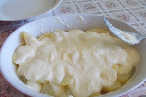 Aperitiv cartofi gratinati cu salata de varza