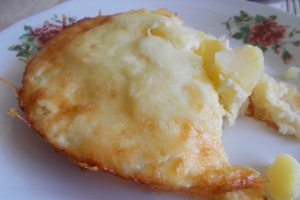 Aperitiv cartofi gratinati cu salata de varza