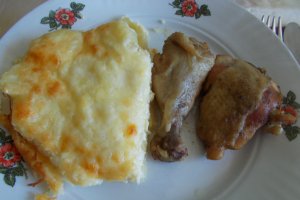 Aperitiv cartofi gratinati cu salata de varza