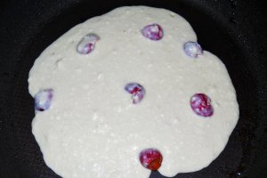 Clatite cu branza si fructe