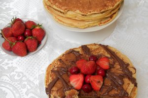 Clatite cu branza si fructe