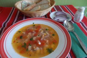 Ciorba de fasole cu afumaturi