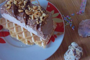 Desert tort de inghetata cu alune