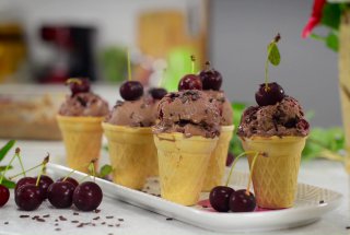 Desert inghetata cu ciocolata si visine