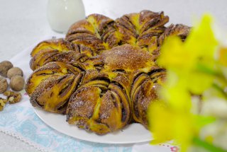 Desert cozonac floare cu nuci
