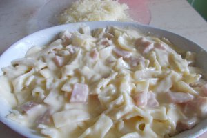 Paste gratinate, cu sunca si telemea