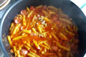 Fasole pastai scazuta cu carnati