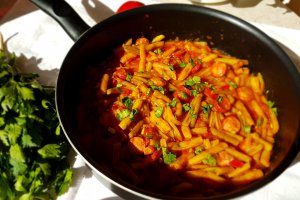 Fasole pastai scazuta cu carnati
