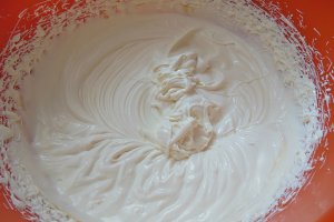 Desert tort cu crema duo de ciocolata, visine si alune pralinate