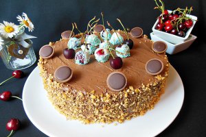 Desert tort cu crema duo de ciocolata, visine si alune pralinate