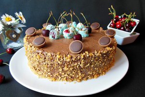 Desert tort cu crema duo de ciocolata, visine si alune pralinate