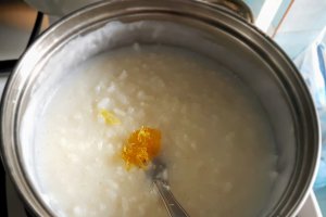 Desert orez cu lapte si jeleu de cirese