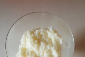Desert orez cu lapte si jeleu de cirese