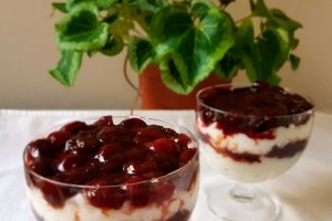 Desert orez cu lapte si jeleu de cirese
