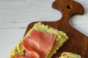 Sandvis cu pasta de naut si sunca Serrano