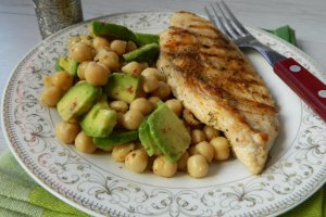 Piept de pui la gratar cu salata de naut si avocado