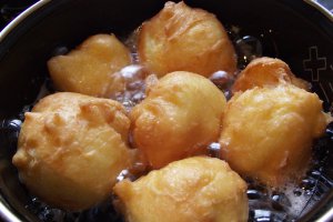 Desert gogosi aerate umplute cu crema caramel